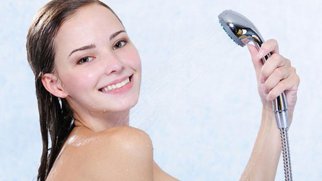Tắm vòi sen ấm cũng là cách để giải độc tố ra khỏi cơ thể - Ảnh: Shutterstock 
