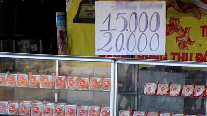 Một cửa hàng trên quốc lộ 1 đoạn giao với đường Gò Dưa treo bảng “giá 15.000 – 20.000 đồng/bánh” để hút khách.