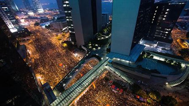 Người biểu tình tại Hồng Kông xuống đường phản đối các quy định bầu cử mới của Bắc Kinh.