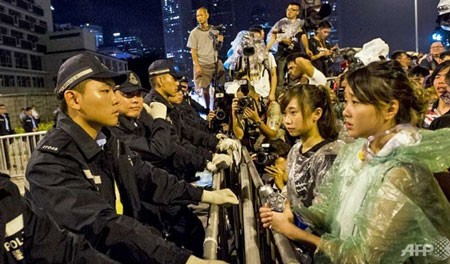 Người biểu tình "vây" văn phòng của trưởng đặc khu Hong Kong.