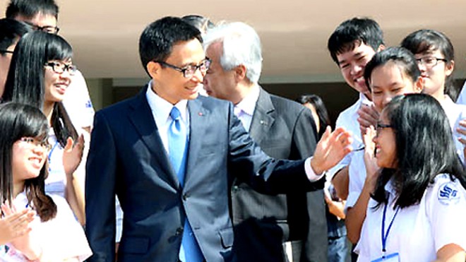 Phó Thủ tướng Vũ Đức Đam trò chuyện, động viên sinh viên trong ngày khai giảng. Ảnh: Nguyễn Loan.