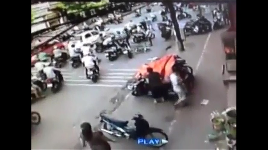 Trộm xe đạp bị quây đánh hội đồng trên phố