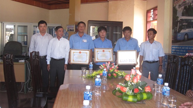 Ông Nguyễn Hữu Quế (ngoài cùng bên trái) Phó Giám đốc Sở GTVT trao tặng giấy khen cho 3 lái xe 