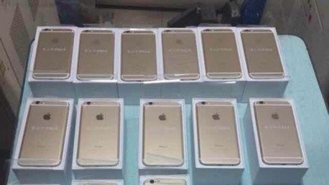 Những chiếc iPhone 6 này được khắc dòng chữ “Thế hệ 1992, trường trung học Maoshan”. Đây là năm ông này và bạn bè tốt nghiệp và tên của trường học.