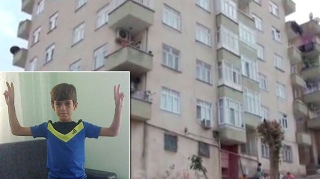 Cậu bé Heval Yildirim, 13 tuổi, đang chơi cùng bạn bè trên đường trước tòa nhà chung cư 6 tầng thì gặp nạn. Ảnh: Mirror