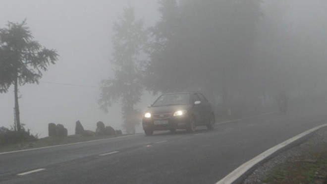 Xe từ Sa Pa xuống thành phố Lào Cai trên quốc lộ 4D sáng nay đều phải bật đèn vàng vì sương mù dày đặc làm hạn chế tầm nhìn của lái xe. 