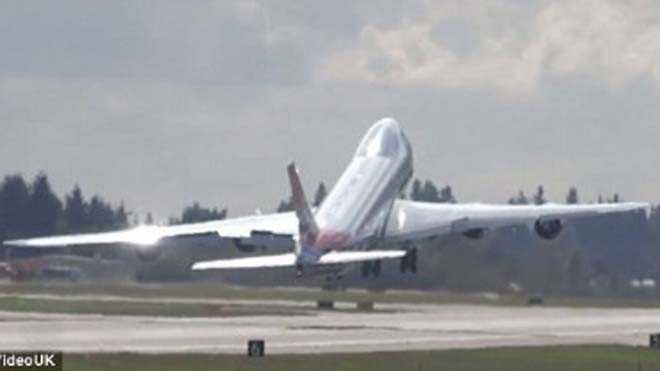 Chiếc Boeing 747-8 cất cánh.