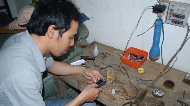 Sau 2 năm mày mò nghiên cứu, nông dân Nguyễn Văn Thanh đã sáng chế thiết bị chống trộm thông minh. Ảnh: Quốc Dũng/ VnExpress
