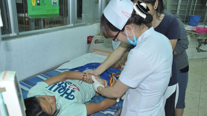 Em N. được cấp cứu tại Bệnh viên nhi đồng Đồng Nai vào đêm qua (8.10) - Ảnh: Lê Lâm 