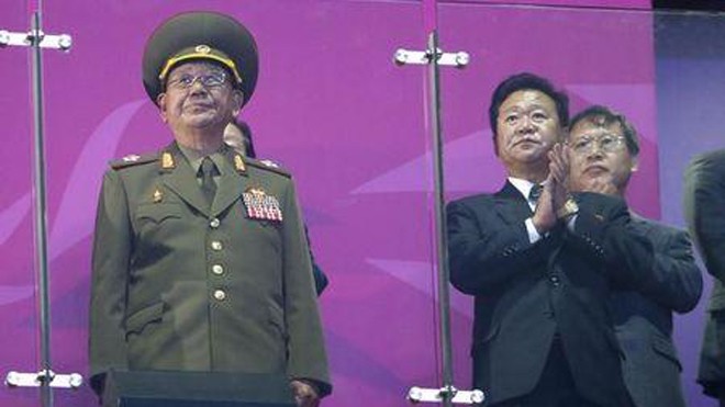 Hwang Pyong So, trái, và các phụ tá tham dự lễ bế mạc Thế vận hội Châu Á ở Hàn Quốc hôm thứ bảy tuần trước.