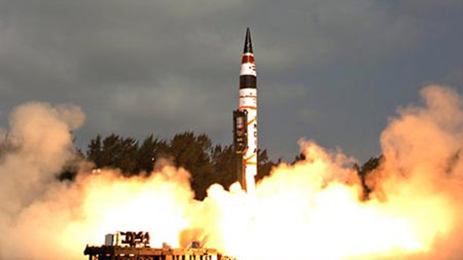 Một vụ thử nghiệm tên lửa đạn đạo liên lục địa Agni-V của Ấn Độ.