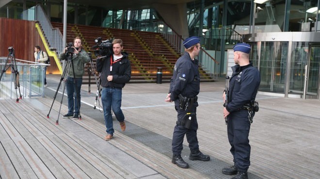 Cảnh sát và nhà báo bên ngoài Tòa án Antwerp, Bỉ