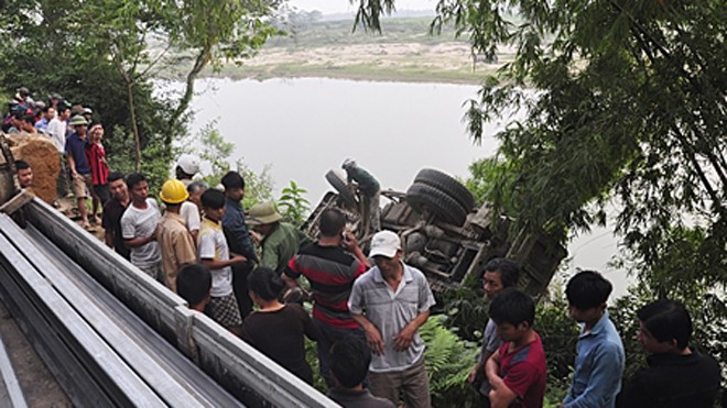 Tài xế may mắn thoát nạn khi chiếc xe vướng bụi tre không rơi xuống sông sâu 
