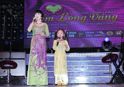 Bé Yến Nhi hát song ca cùng NSƯT Thanh Kim Huệ tại chương trình ca nhạc từ thiện ở Phòng trà Nam Quang
