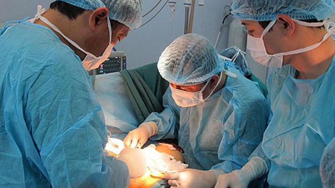 Phẫu thuật vòng 1 cho bệnh nhân bị bệnh lý ngực phì đại, chảy xệ tại Bệnh viện Xanh Pôn (Hà Nội).