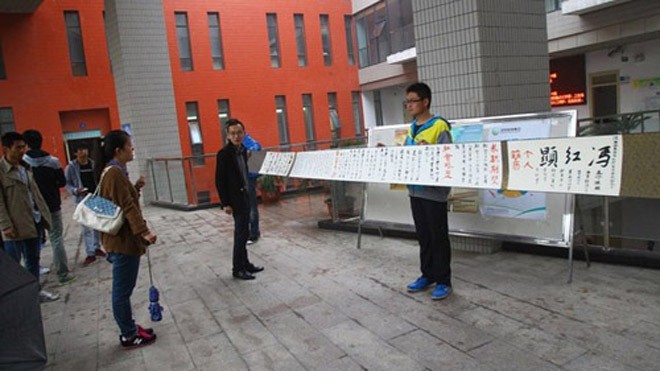 Bản thông tin cá nhân dài 6 m và viết bằng tay gây sự chú ý của nhiều sinh viên trong trường. Ảnh: Shanghaiist