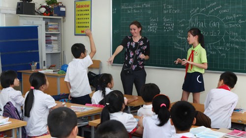 Học sinh Trường tiểu học Quỳnh Lôi, Q.Hai Bà Trưng, Hà Nội trong một giờ học tiếng Anh với giáo viên nước ngoài - Ảnh: Nguyễn Quý Trung 