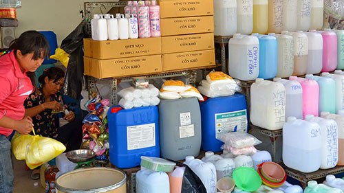 Mua bán hóa chất tại chợ Kim Biên, TP.HCM.