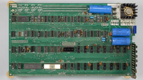 Hình ảnh một bộ phận trong chiếc máy tính cổ Apple được nhà bán đấu giá Bonhams cung câp.