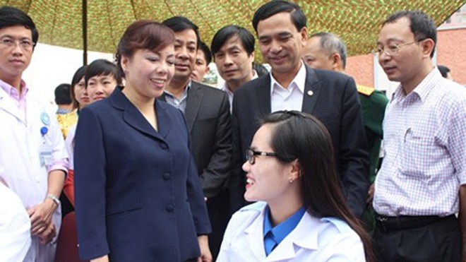 Bộ trưởng Bộ Y tế Nguyễn Thị Kim Tiến động viên bác sĩ trẻ Doãn Thanh Hương từ Hà Nội tình nguyện nhận công tác tại Điện Biên 