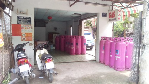 Đại lý gas nằm ở góc đường Lê Thiệt - Bình Long (P.Phú Thọ Hòa, Q.Tân Phú, TP.HCM) khiến người dân sống ở khu vực này nơm nớp lo sợ - Ảnh: Đức Tiến (Thanh Niên). 