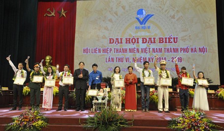 PGS-TS Nguyễn Ngọc Lưu Ly, đứng thứ 6 từ phải qua trong Lễ vinh danh 10 gương mặt trẻ Thủ đô tiêu biểu. 
