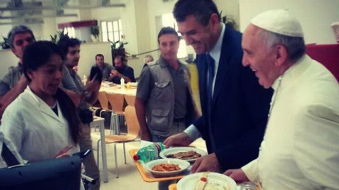 Giáo hoàng Francis xếp hàng lấy đồ ăn - Ảnh: Osservatore Romano 