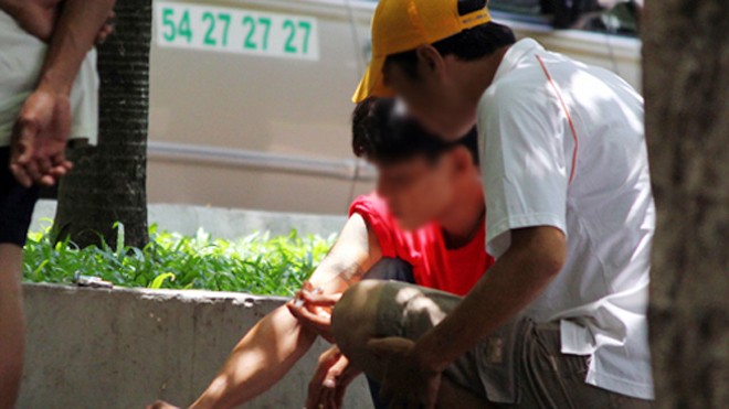 Hình ảnh người nghiện chích ma tuý công khai ở công viên 23/9. Ảnh: Trần Duy/ VnExpress