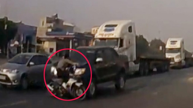 Thanh niên đi xe máy bị ôtô hất tung ở giao lộ