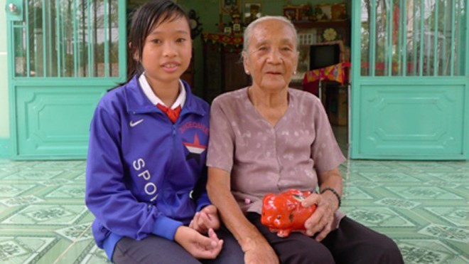 Cảm phục cụ bà 83 tuổi nuôi heo đất giúp học trò nghèo