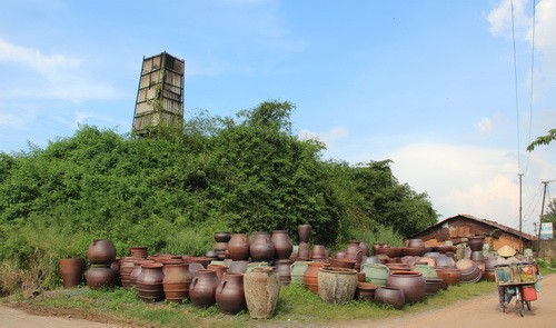 Nhiều cơ sở sản xuất gốm mỹ nghệ truyền thống hàng trăm năm tuổi tại phường Tân Vạn, TP Biên Hòa phải di dời trong đợt này. Ảnh: Hoàng Trường