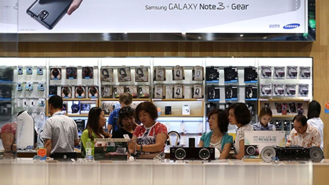 Mảng smartphone cao cấp và bình dân của Samsung đều đang gặp khó. Ảnh: Bloomberg