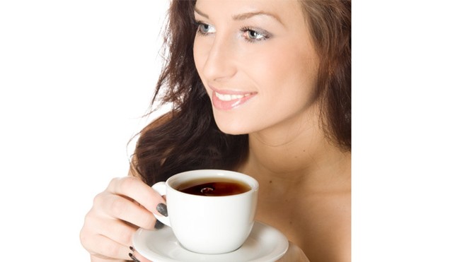 Uống cà phê và trà dễ làm răng bị xỉn màu - Ảnh: Shutterstock