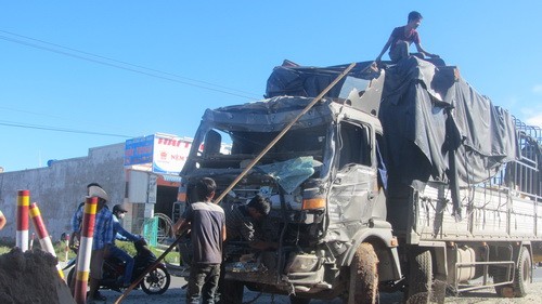 Xe tải hư hỏng nặng sau khi tông sập nhà dân. Ảnh: Hoàng Trường