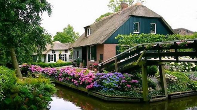 Ngôi làng Giethoorn yên ả với cây cầu nối liền tới cửa nhà. hollandisbeautiful.