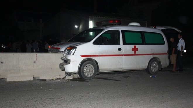 Chiếc xe cứu thương chẻ đôi dải phân cách sau khi bị mất lái. 