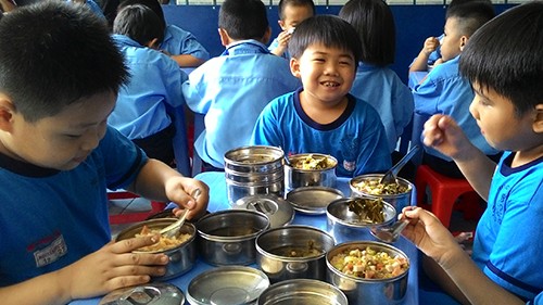 Sở Y tế yêu cầu nhà trường cho các bé ăn tập trung thay vì ăn luôn tại lớp vì lo ngại kém an toàn vệ sinh. 