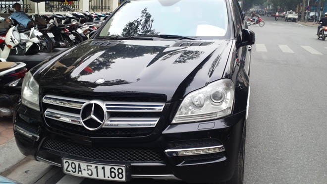 Xe Mercedes GL 450 bóng lộn treo biển “Xe hộ đê” giả đỗ ngày ngã tư Quảng Trung-Nguyễn Du