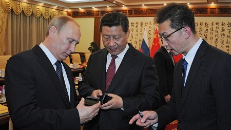 Theo kênh RT của Nga, chiếc điện thoại được ông Putin tặng cho ông Tập là điện thoại thông minh do Nga sản xuất mang thương hiệu YotaPhone 2.