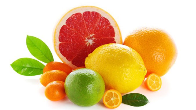 Ăn nhiều hoa quả bổ sung Vitamin C là cách cơ bản dưỡng trắng da cho nam. Ảnh minh họa.