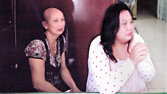 Huỳnh Ngọc Minh Tr. (phải) và bà Trương Thị Ngọc O. bị tạm giữ tại cơ quan công an. (Ảnh gia đình chị H. cung cấp).
