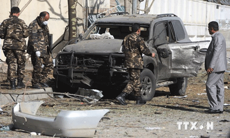 Hiện trường vụ đánh bom xe các nghị sỹ Afghanistan (nguồn: AFP/TTXVN phát) 