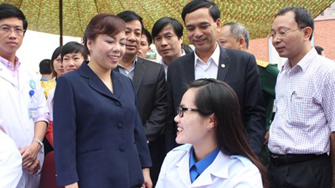Bộ trưởng Bộ Y tế Nguyễn Thị Kim Tiến động viên bác sĩ trẻ Doãn Thanh Hương từ Hà Nội tình nguyện nhận công tác tại Điện Biên (Nguồn: An ninh thủ đô)