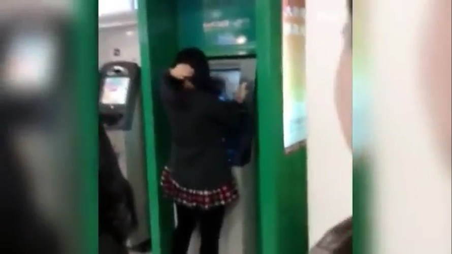 Cô gái gặp họa vì mải 'làm điệu' bên cột ATM
