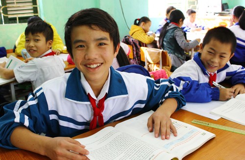Cậu bé đen nhẻm, rụt rè năm nào giờ trở thành một trong những học sinh có thành tích xuất sắc nhất trường Tiểu học Nguyễn Huệ, Thành phố Hà Giang. Ảnh: Hoàng Phương (VnExpress).
