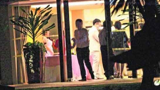 Liu (đồ trắng) xuất hiện trong bữa tiệc tại khách sạn 5 sao Sentosa ngày 29/11. Ảnh: Shin Min 