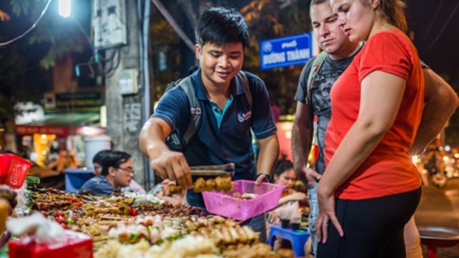 Một quầy ẩm thực đường phố tại Hà Nội (Ảnh Buffalotours)