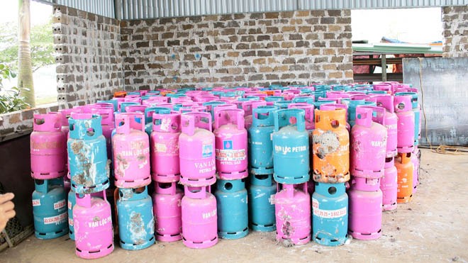 Kiểm tra hơn 2.000 bình gas có in nhãn mác của Công ty Gas Vạn Lộc, nhà chức trách phát hiện ra gần 500 bình gas trôi nổi, thậm chí hết hạn sử dụng trên thị trường bị mài lại tái sử dụng gây nguy hiểm. 