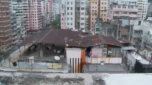 Những căn nhà dựng trên nóc nhà cao tầng dành cho người nghèo. Ảnh: BBC