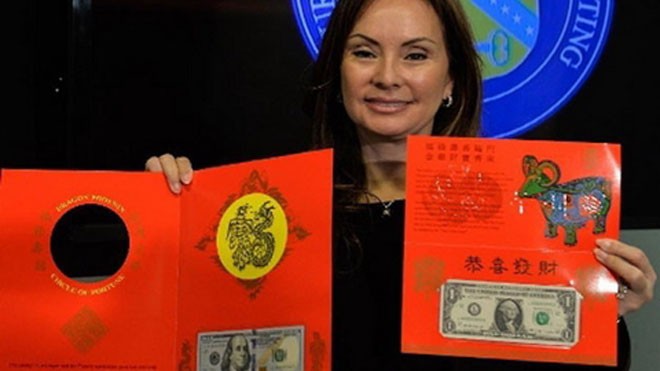 Bà Rosie Rios giới thiệu "Tiền May mắn năm con Dê" (bên phải) và "Vòng may mắn Rồng Phượng". 